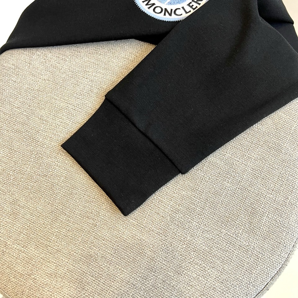 Mon蒙口、2025秋冬新品 MONCLER云感磨毛系列。采用创新莫代尔磨毛面料打造细腻肌肤触感，47%