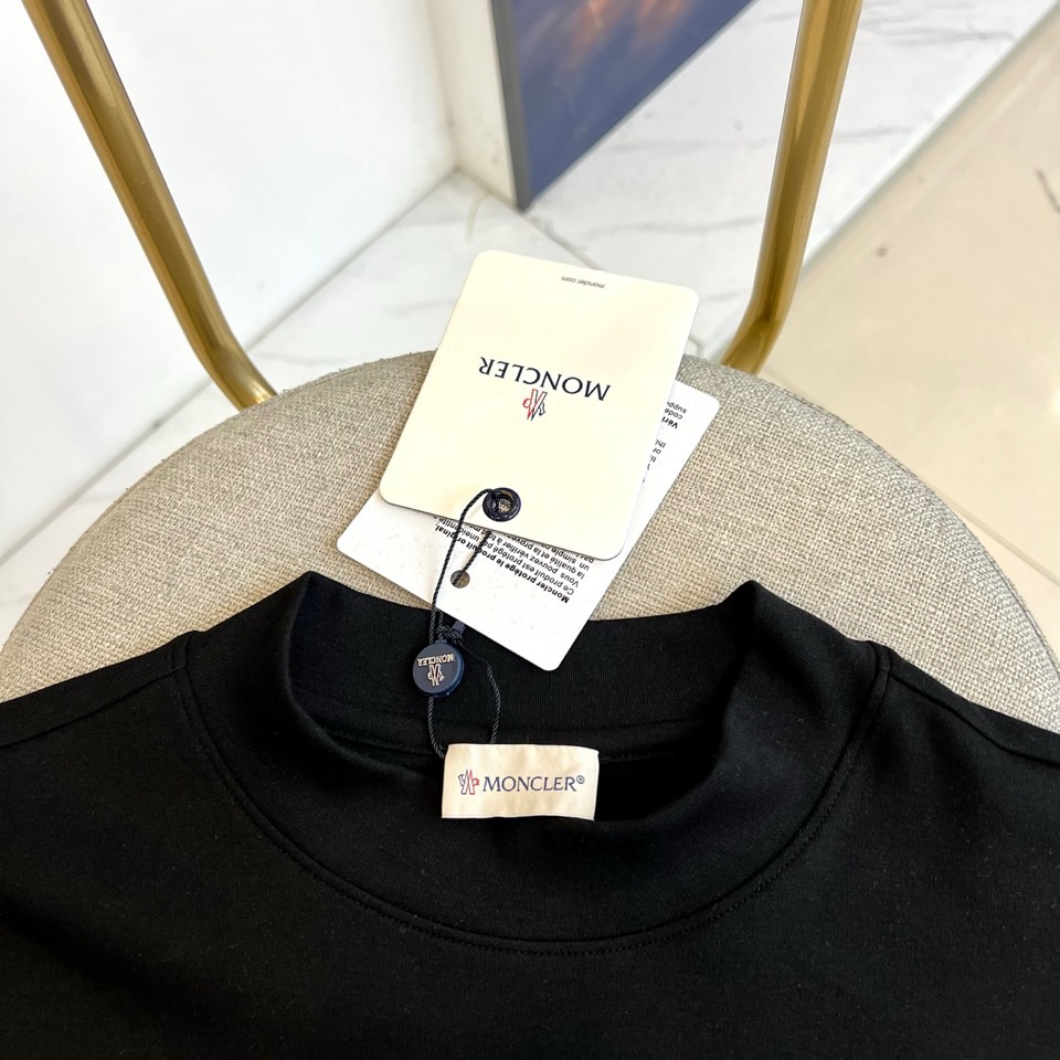 Mon蒙口、2025秋冬新品 MONCLER云感磨毛系列。采用创新莫代尔磨毛面料打造细腻肌肤触感，47%