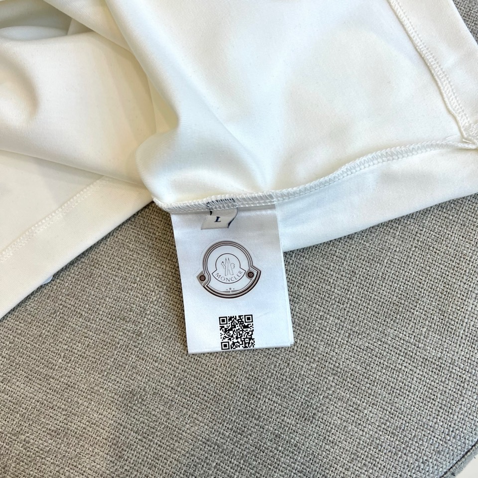 Mon蒙口、2025秋冬新品 MONCLER云感磨毛系列。采用创新莫代尔磨毛面料打造细腻肌肤触感，47%