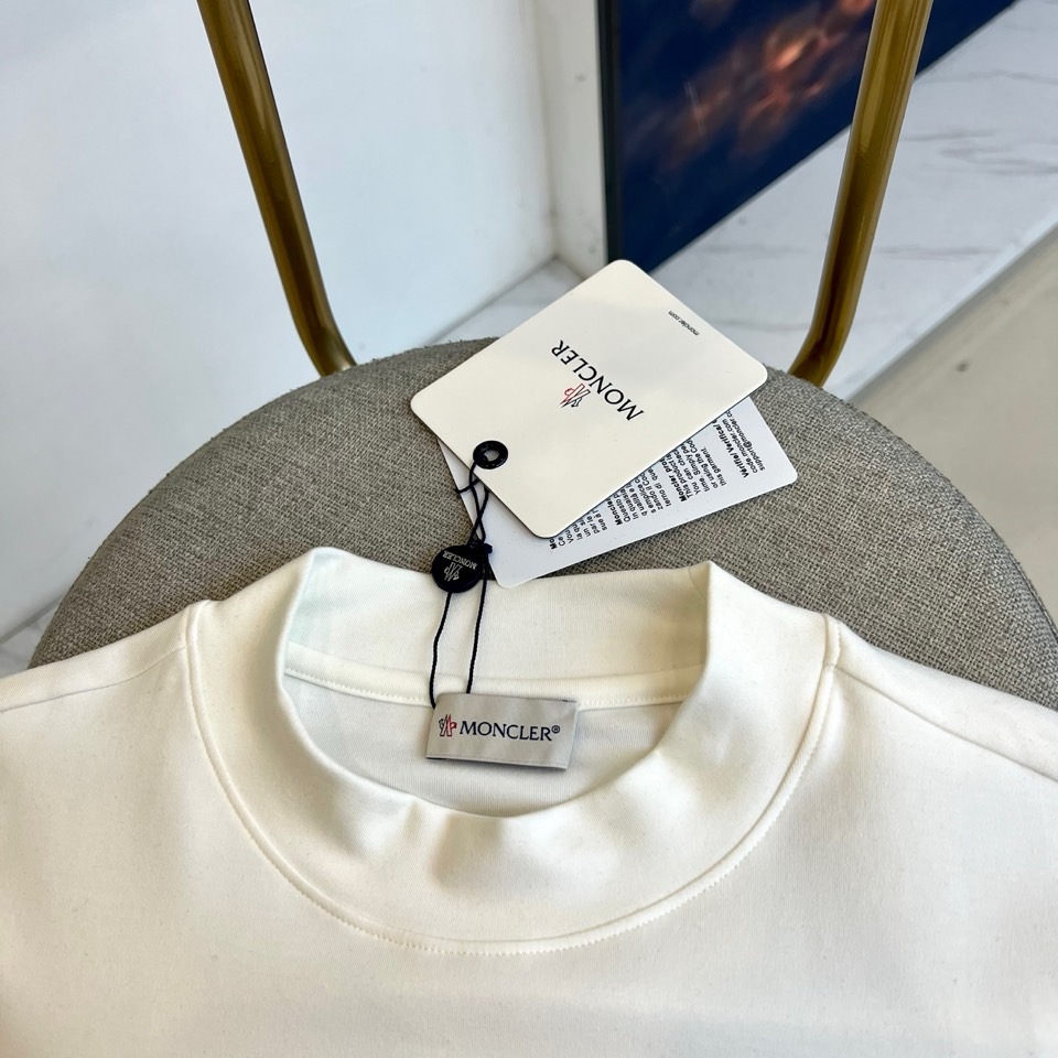 Mon蒙口、2025秋冬新品 MONCLER云感磨毛系列。采用创新莫代尔磨毛面料打造细腻肌肤触感，47%