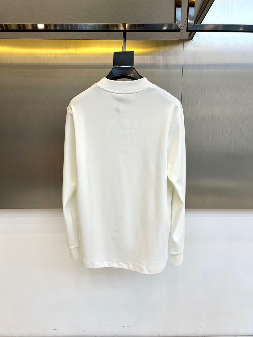 Mon蒙口、2025秋冬新品 MONCLER云感磨毛系列。采用创新莫代尔磨毛面料打造细腻肌肤触感，47%