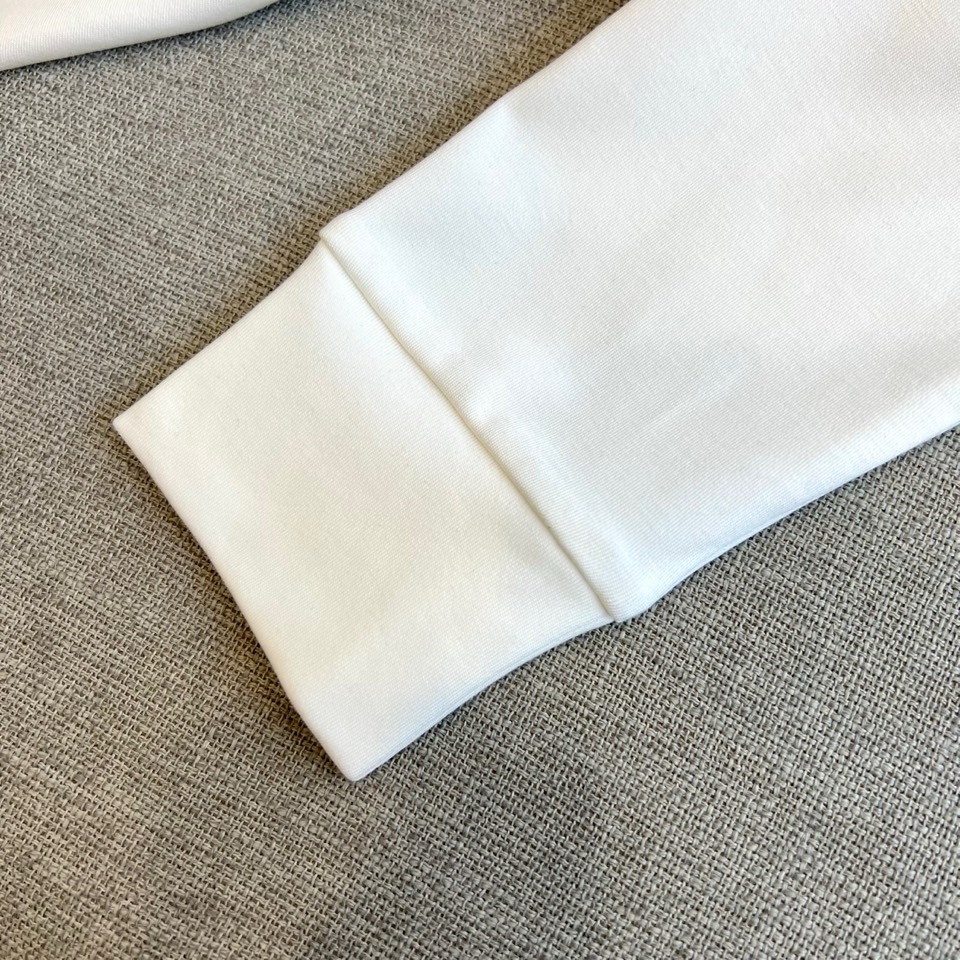 Mon蒙口、2025秋冬新品 MONCLER云感磨毛系列。采用创新莫代尔磨毛面料打造细腻肌肤触感，47%