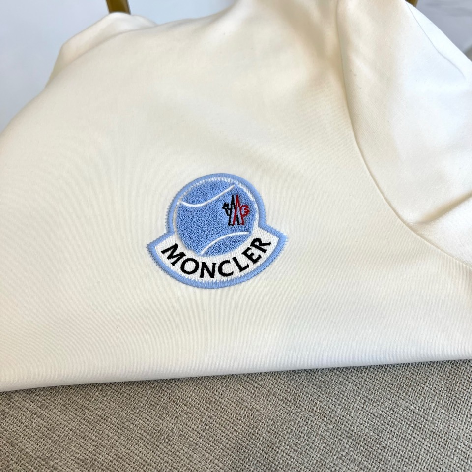 Mon蒙口、2025秋冬新品 MONCLER云感磨毛系列。采用创新莫代尔磨毛面料打造细腻肌肤触感，47%