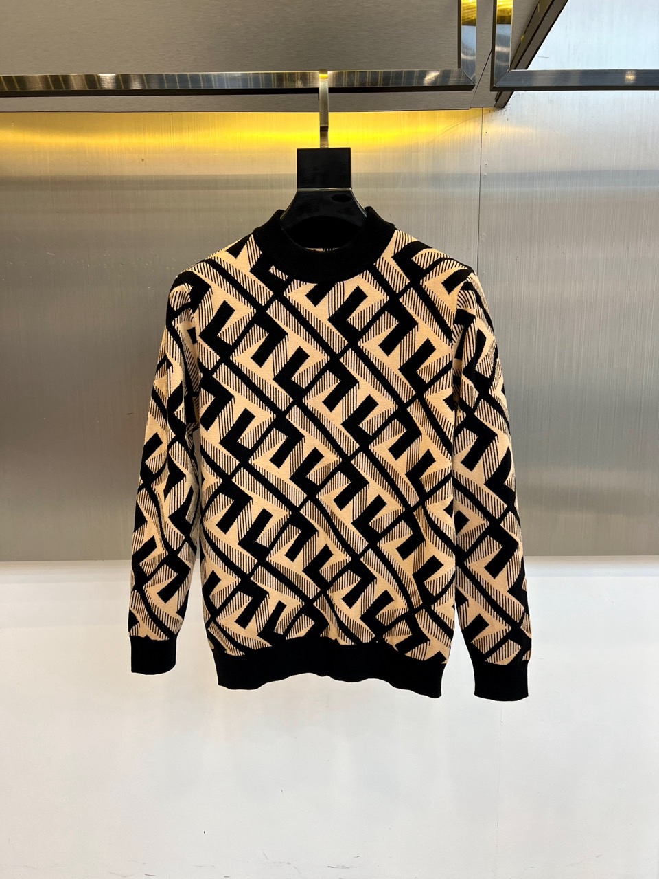 Fend芬迪、2025秋冬新品 FENDI几何美学羊毛🐑针织衫。这款针织衫以黑色为基底，通过米白色几何线