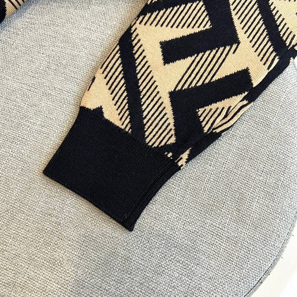 Fend芬迪、2025秋冬新品 FENDI几何美学羊毛🐑针织衫。这款针织衫以黑色为基底，通过米白色几何线