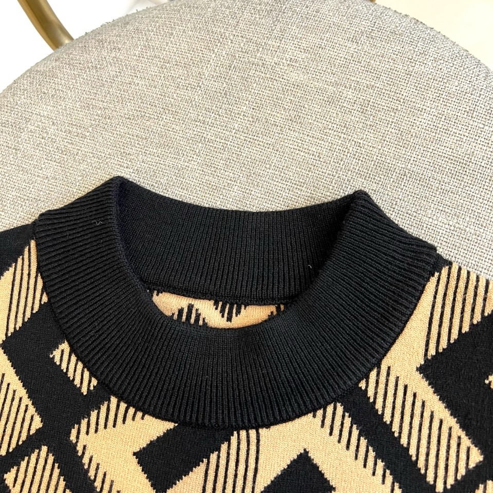 Fend芬迪、2025秋冬新品 FENDI几何美学羊毛🐑针织衫。这款针织衫以黑色为基底，通过米白色几何线