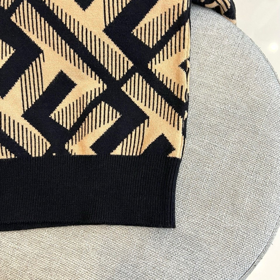 Fend芬迪、2025秋冬新品 FENDI几何美学羊毛🐑针织衫。这款针织衫以黑色为基底，通过米白色几何线