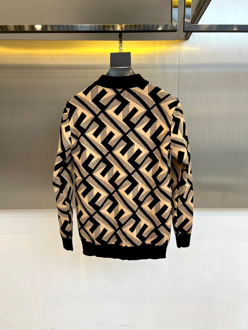 Fend芬迪、2025秋冬新品 FENDI几何美学羊毛🐑针织衫。这款针织衫以黑色为基底，通过米白色几何线