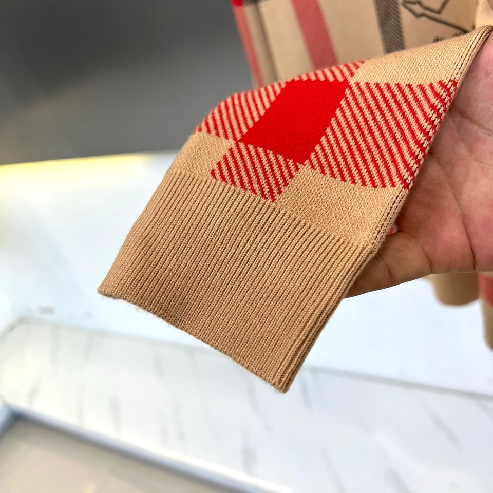 Bur巴宝莉、2025秋冬新品 巴宝莉英伦🐑羊毛针织衫高领毛衣。采用69%羊毛、16%天丝与15%再生纤