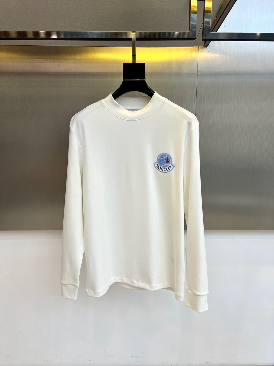 Mon蒙口、2025秋冬新品 MONCLER云感磨毛系列。采用创新莫代尔磨毛面料打造细腻肌肤触感，47%