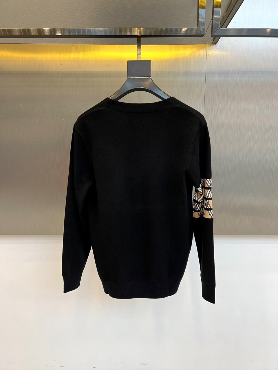 Bur巴宝莉、2025秋冬新品 巴宝莉英伦格纹羊毛🐑针织开衫。采用69%羊毛、16%天丝与15%再生纤维