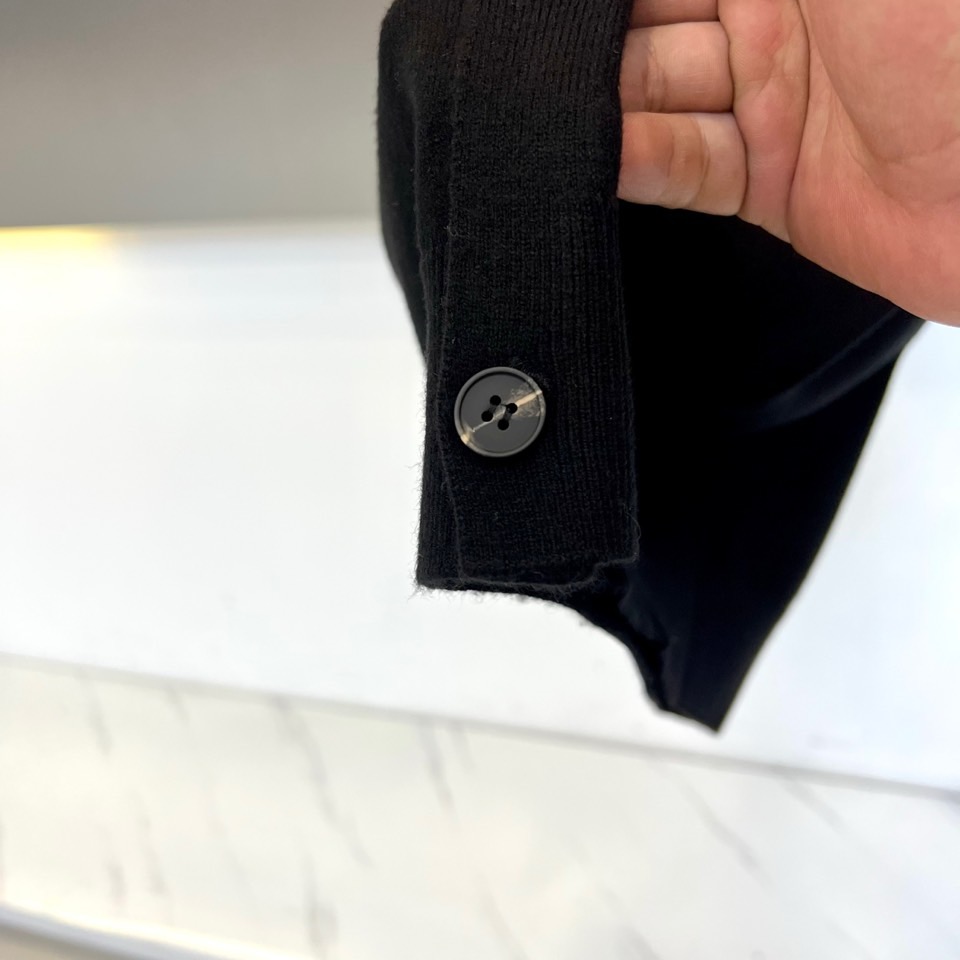 Bur巴宝莉、2025秋冬新品 巴宝莉英伦格纹羊毛🐑针织开衫。采用69%羊毛、16%天丝与15%再生纤维