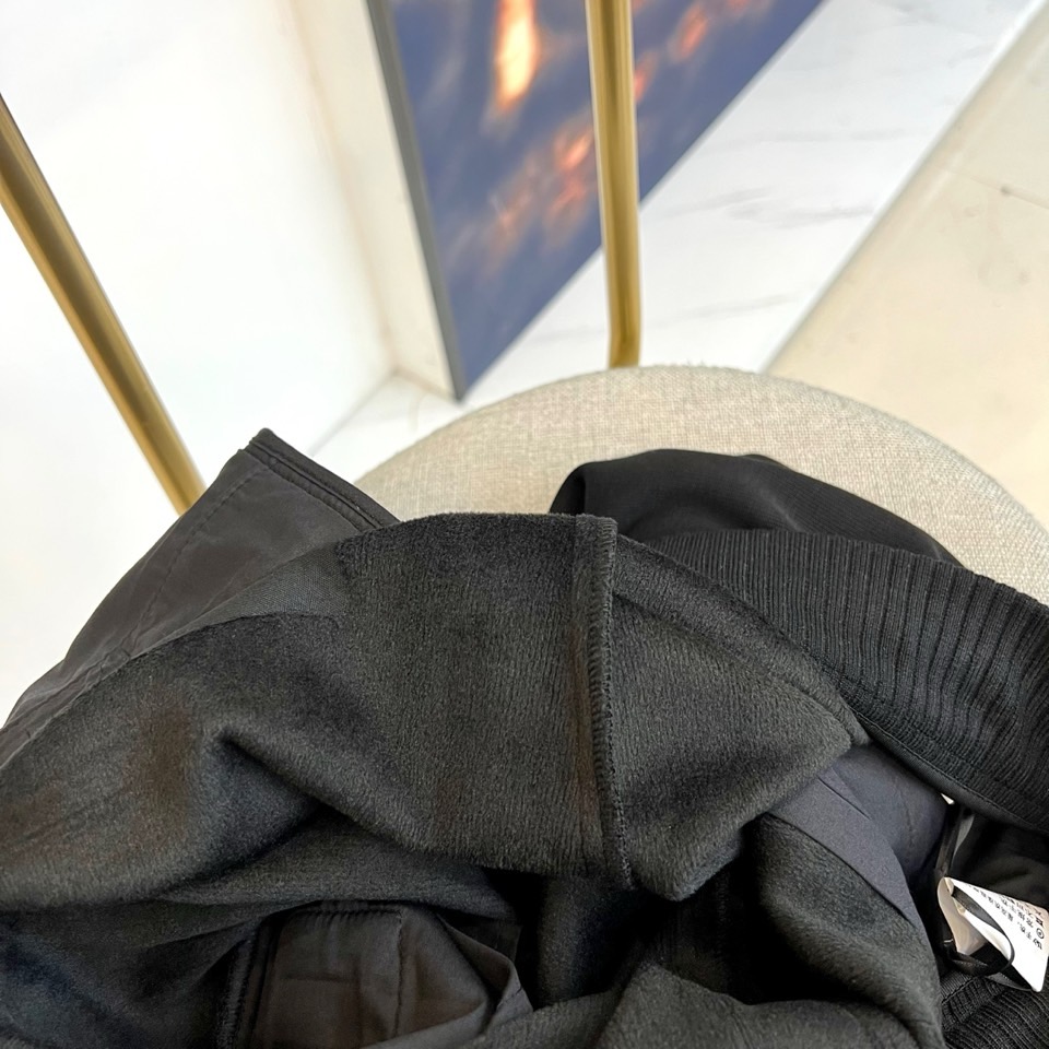 TF汤姆福特、2025秋冬新品男士【加绒加厚】休闲裤，以经典黑色演绎现代简约风尚。这款长裤采用55%聚酯