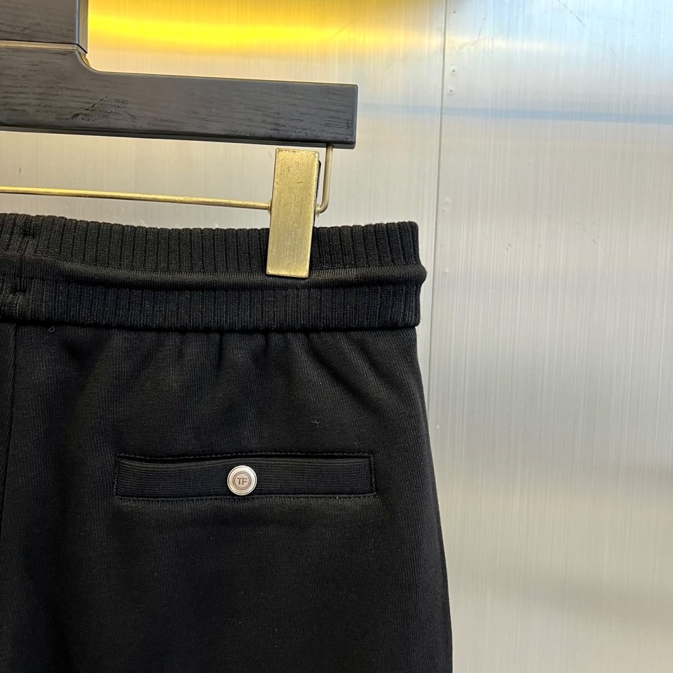 TF汤姆福特、2025秋冬新品男士【加绒加厚】休闲裤，以经典黑色演绎现代简约风尚。这款长裤采用55%聚酯