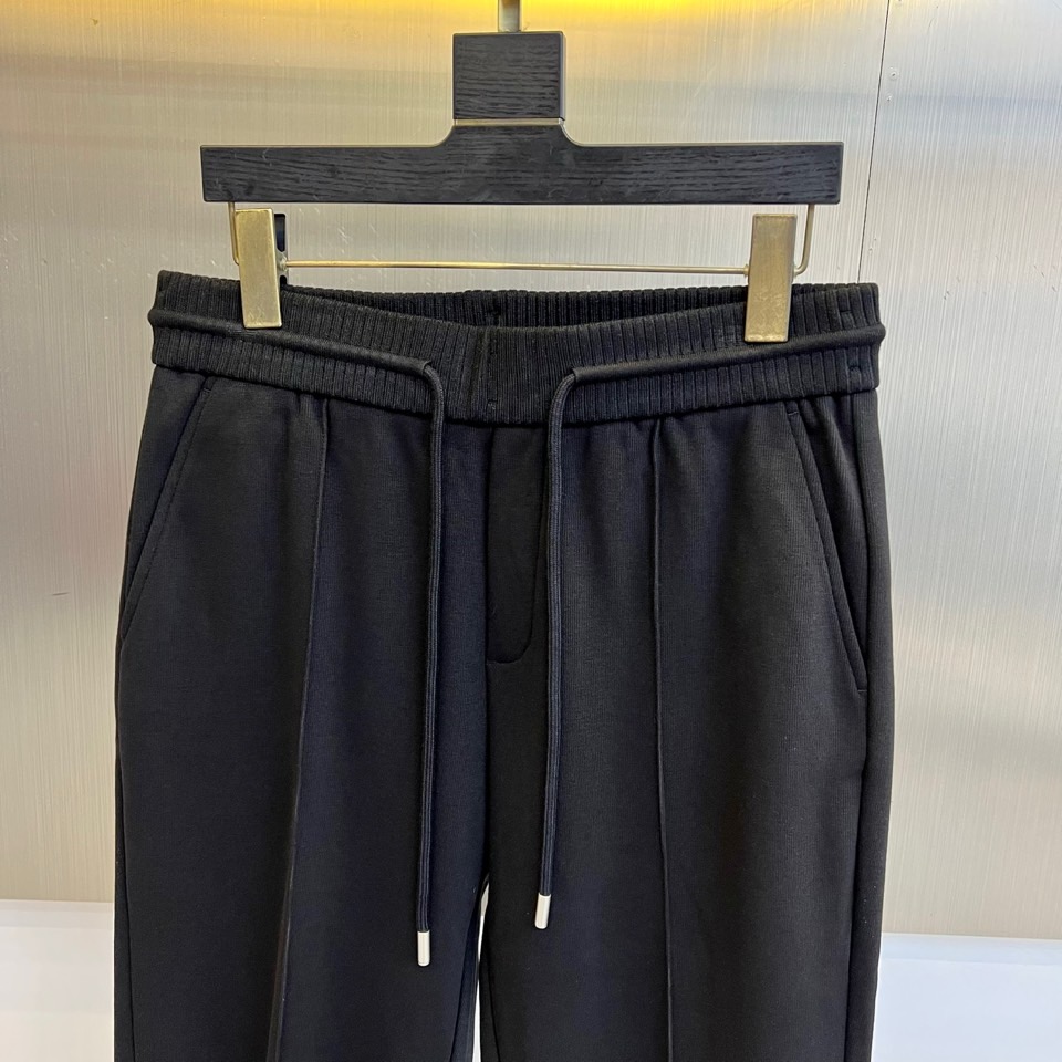 TF汤姆福特、2025秋冬新品男士【加绒加厚】休闲裤，以经典黑色演绎现代简约风尚。这款长裤采用55%聚酯