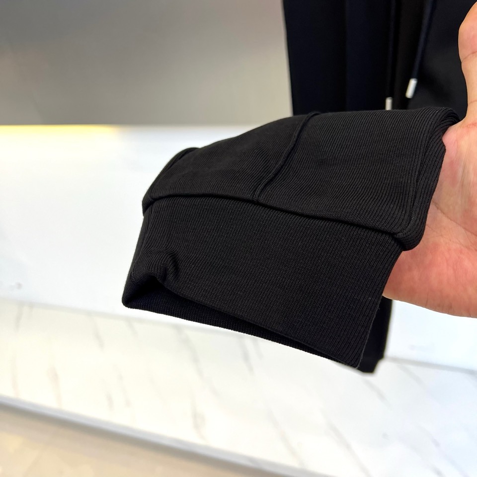 TF汤姆福特、2025秋冬新品男士【加绒加厚】休闲裤，以经典黑色演绎现代简约风尚。这款长裤采用55%聚酯