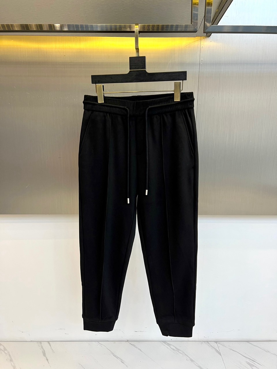 TF汤姆福特、2025秋冬新品男士【加绒加厚】休闲裤，以经典黑色演绎现代简约风尚。这款长裤采用55%聚酯