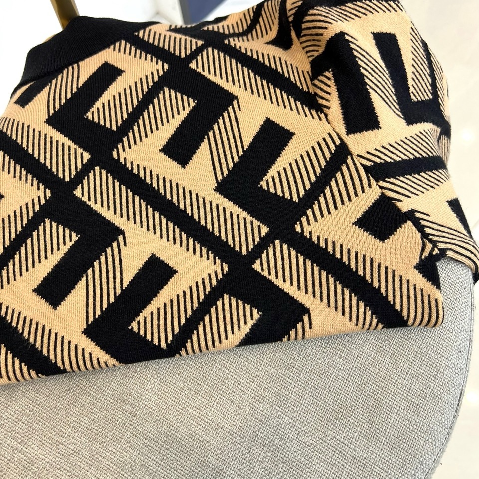 Fend芬迪、2025秋冬新品 FENDI几何美学羊毛🐑针织衫。这款针织衫以黑色为基底，通过米白色几何线