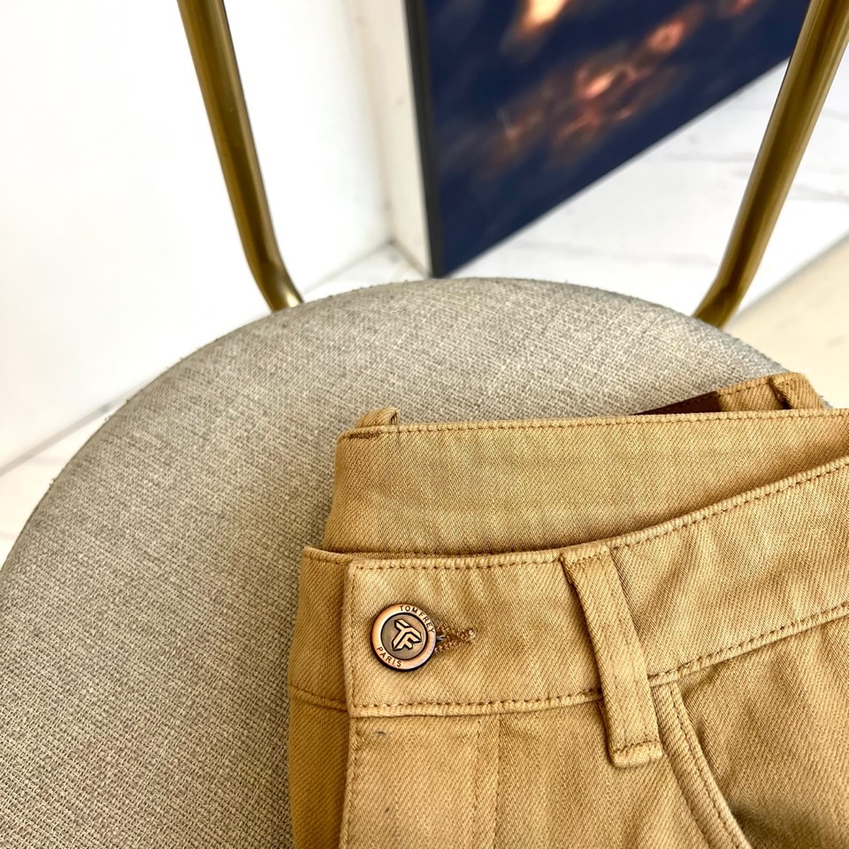 TF汤姆福特、2025秋冬新品加绒长裤，以经典卡其色诠释现代绅士衣橱的必备单品。宽松的直筒剪裁营造出松弛