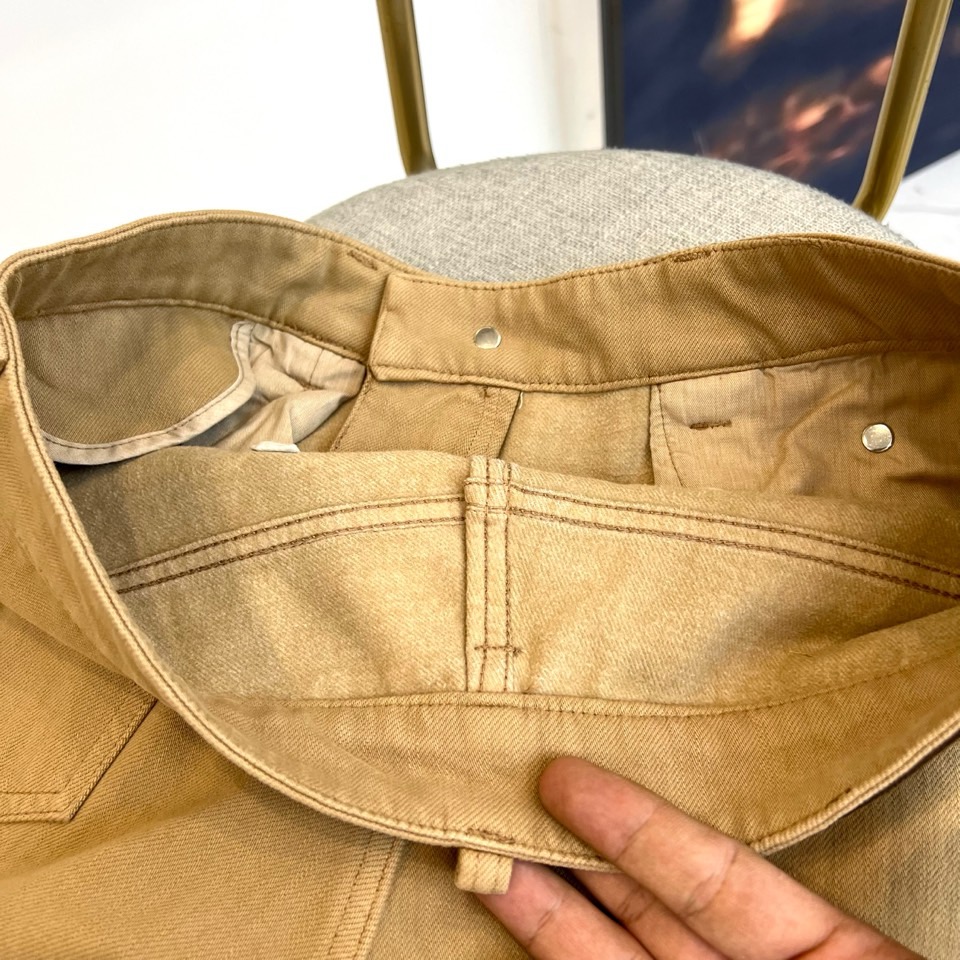 TF汤姆福特、2025秋冬新品加绒长裤，以经典卡其色诠释现代绅士衣橱的必备单品。宽松的直筒剪裁营造出松弛