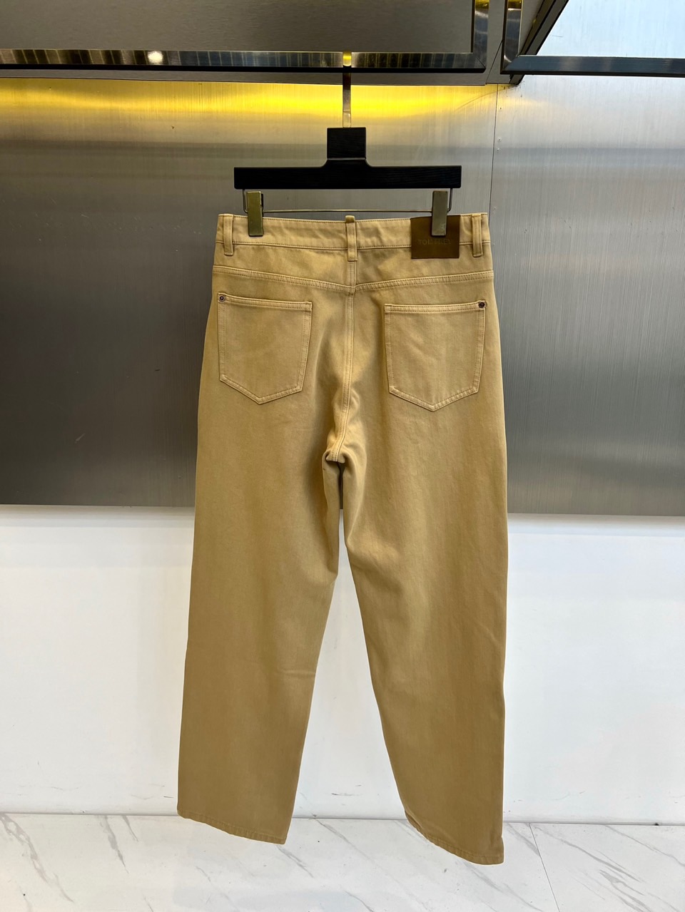 TF汤姆福特、2025秋冬新品加绒长裤，以经典卡其色诠释现代绅士衣橱的必备单品。宽松的直筒剪裁营造出松弛