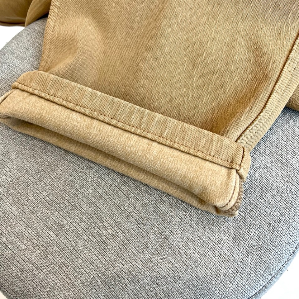 TF汤姆福特、2025秋冬新品加绒长裤，以经典卡其色诠释现代绅士衣橱的必备单品。宽松的直筒剪裁营造出松弛