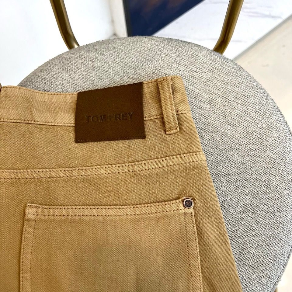 TF汤姆福特、2025秋冬新品加绒长裤，以经典卡其色诠释现代绅士衣橱的必备单品。宽松的直筒剪裁营造出松弛