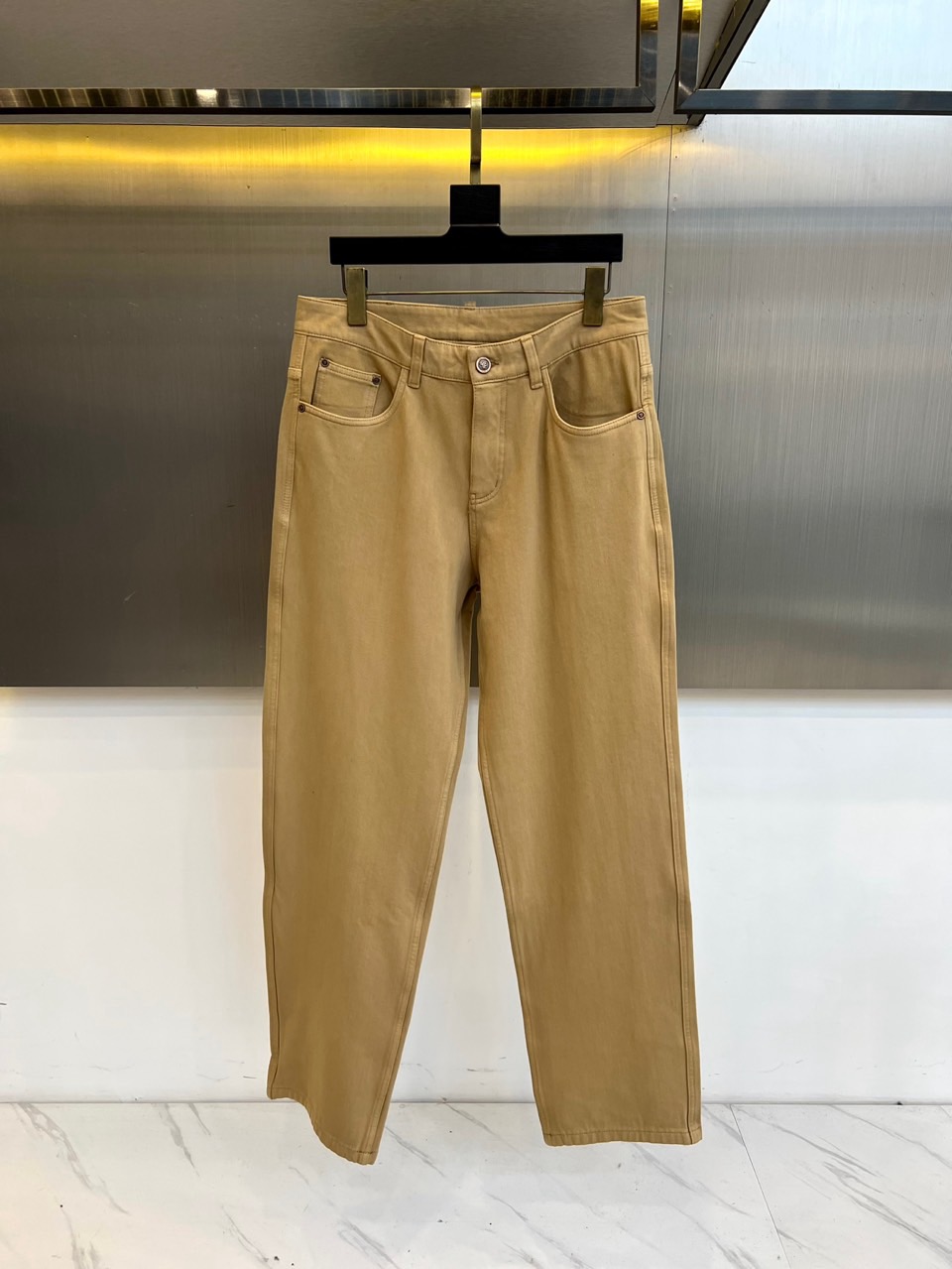 TF汤姆福特、2025秋冬新品加绒长裤，以经典卡其色诠释现代绅士衣橱的必备单品。宽松的直筒剪裁营造出松弛