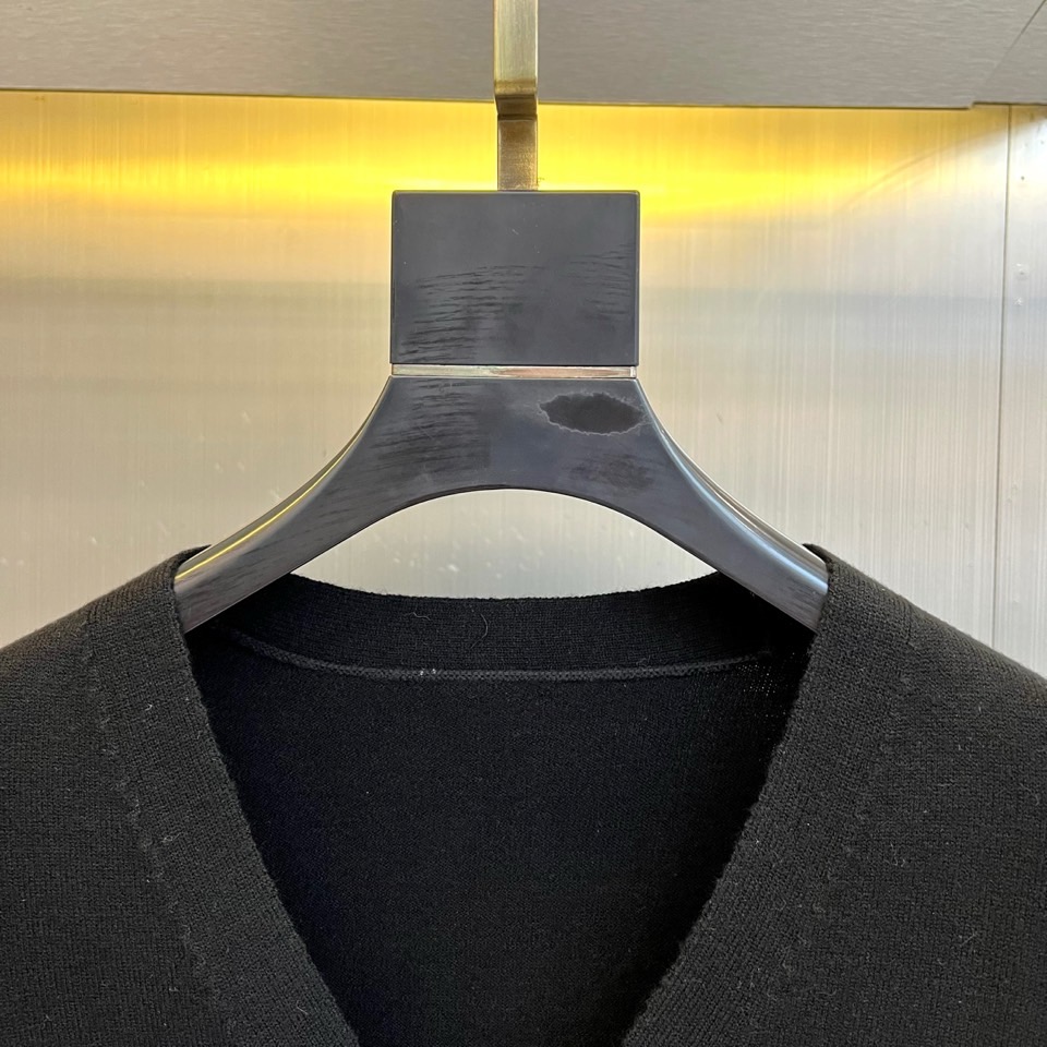 Bur巴宝莉、2025秋冬新品 巴宝莉英伦格纹羊毛🐑针织开衫。采用69%羊毛、16%天丝与15%再生纤维