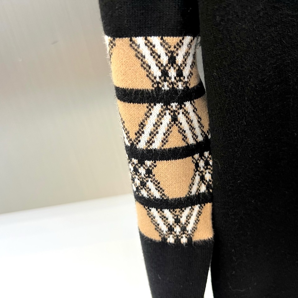 Bur巴宝莉、2025秋冬新品 巴宝莉英伦格纹羊毛🐑针织开衫。采用69%羊毛、16%天丝与15%再生纤维