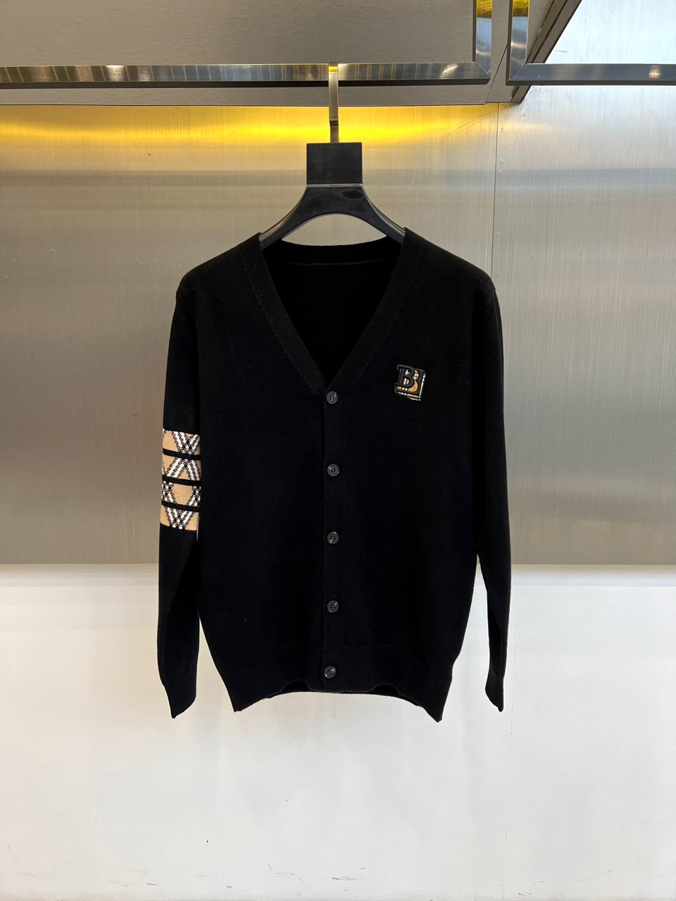 Bur巴宝莉、2025秋冬新品 巴宝莉英伦格纹羊毛🐑针织开衫。采用69%羊毛、16%天丝与15%再生纤维