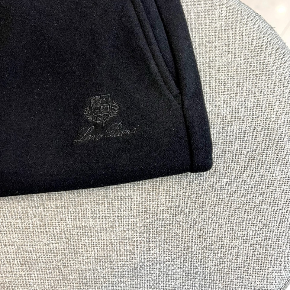 Loro Piana、2025秋冬新品男士休闲裤，以82%棉与18%天丝精心织就，触感柔滑如云，透气亲肤