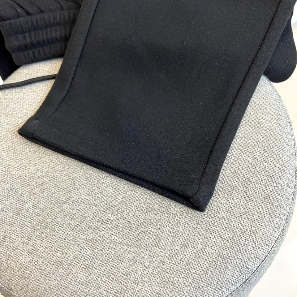 Loro Piana、2025秋冬新品男士休闲裤，以82%棉与18%天丝精心织就，触感柔滑如云，透气亲肤