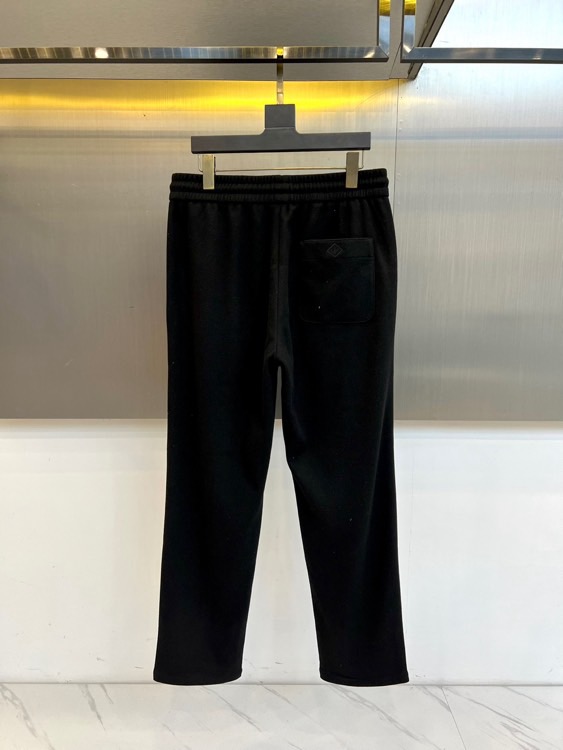 Loro Piana、2025秋冬新品男士休闲裤，以82%棉与18%天丝精心织就，触感柔滑如云，透气亲肤