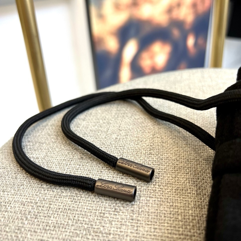 Loro Piana、2025秋冬新品男士休闲裤，以82%棉与18%天丝精心织就，触感柔滑如云，透气亲肤