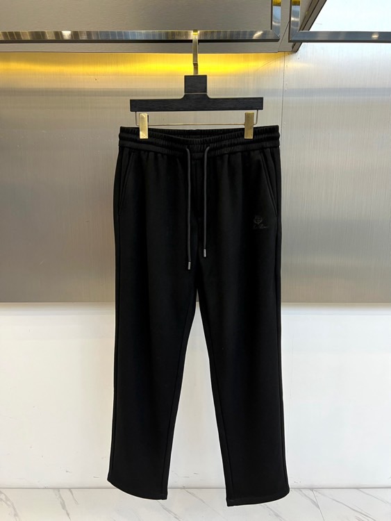 Loro Piana、2025秋冬新品男士休闲裤，以82%棉与18%天丝精心织就，触感柔滑如云，透气亲肤