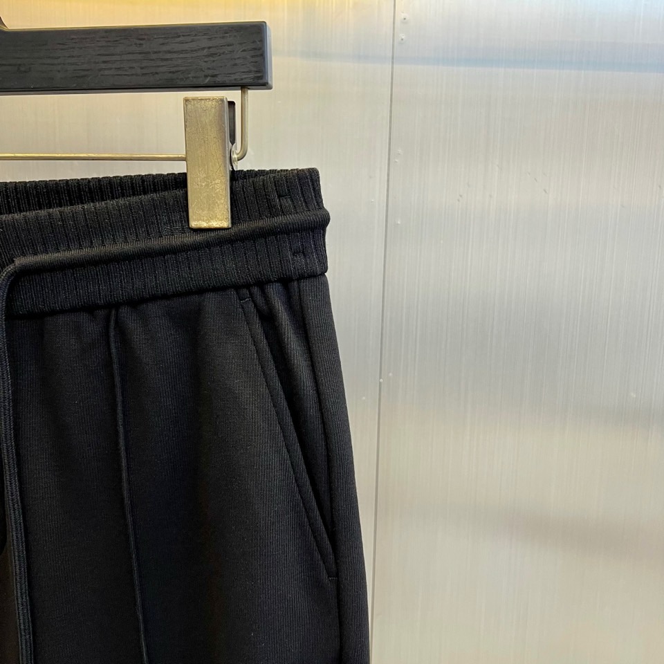 TF汤姆福特、2025秋冬新品男士【加绒加厚】休闲裤，以经典黑色演绎现代简约风尚。这款长裤采用55%聚酯