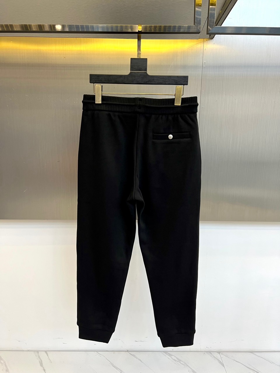 TF汤姆福特、2025秋冬新品男士【加绒加厚】休闲裤，以经典黑色演绎现代简约风尚。这款长裤采用55%聚酯