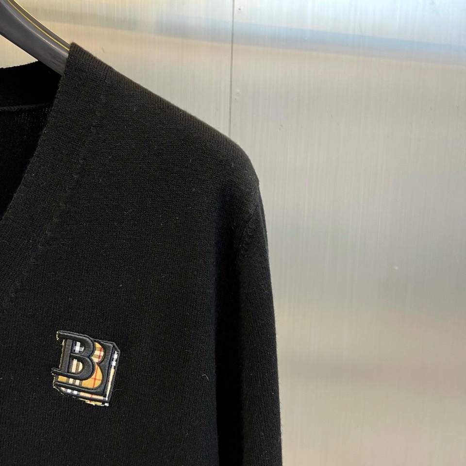 Bur巴宝莉、2025秋冬新品 巴宝莉英伦格纹羊毛🐑针织开衫。采用69%羊毛、16%天丝与15%再生纤维