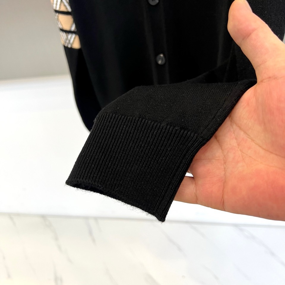 Bur巴宝莉、2025秋冬新品 巴宝莉英伦格纹羊毛🐑针织开衫。采用69%羊毛、16%天丝与15%再生纤维