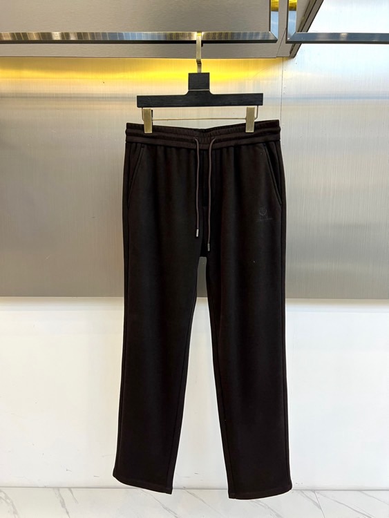 Loro Piana、2025秋冬新品男士休闲裤，以82%棉与18%天丝精心织就，触感柔滑如云，透气亲肤