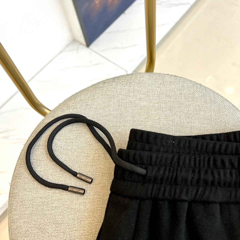 Loro Piana、2025秋冬新品男士休闲裤，以82%棉与18%天丝精心织就，触感柔滑如云，透气亲肤