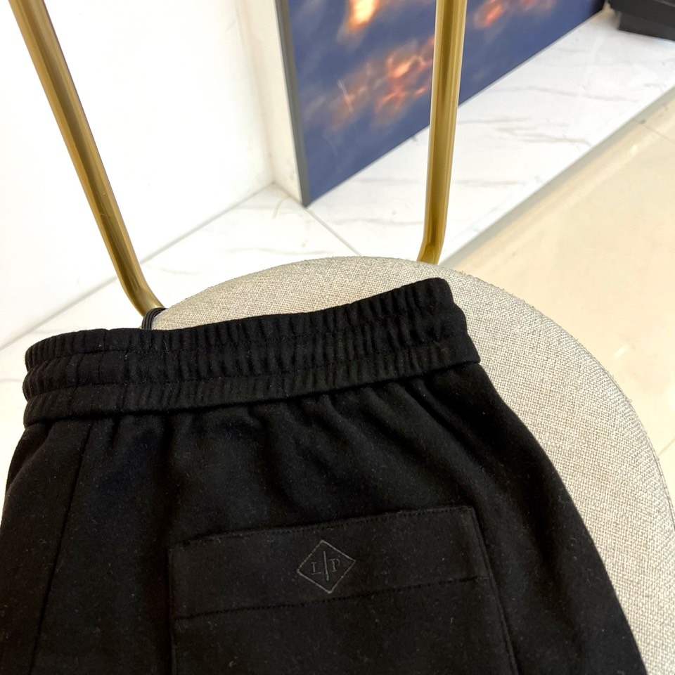 Loro Piana、2025秋冬新品男士休闲裤，以82%棉与18%天丝精心织就，触感柔滑如云，透气亲肤