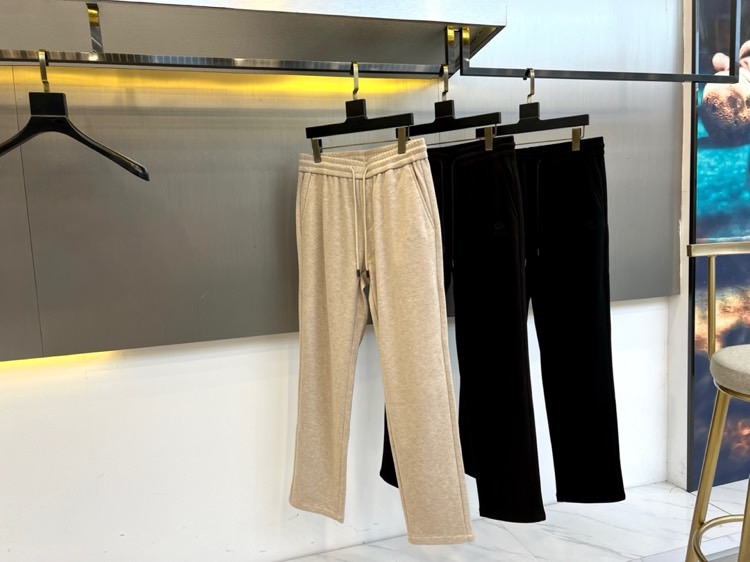 Loro Piana、2025秋冬新品男士休闲裤，以82%棉与18%天丝精心织就，触感柔滑如云，透气亲肤