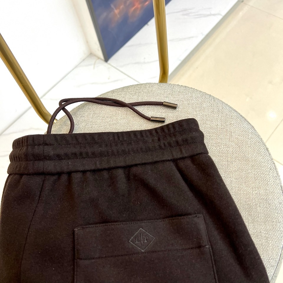 Loro Piana、2025秋冬新品男士休闲裤，以82%棉与18%天丝精心织就，触感柔滑如云，透气亲肤