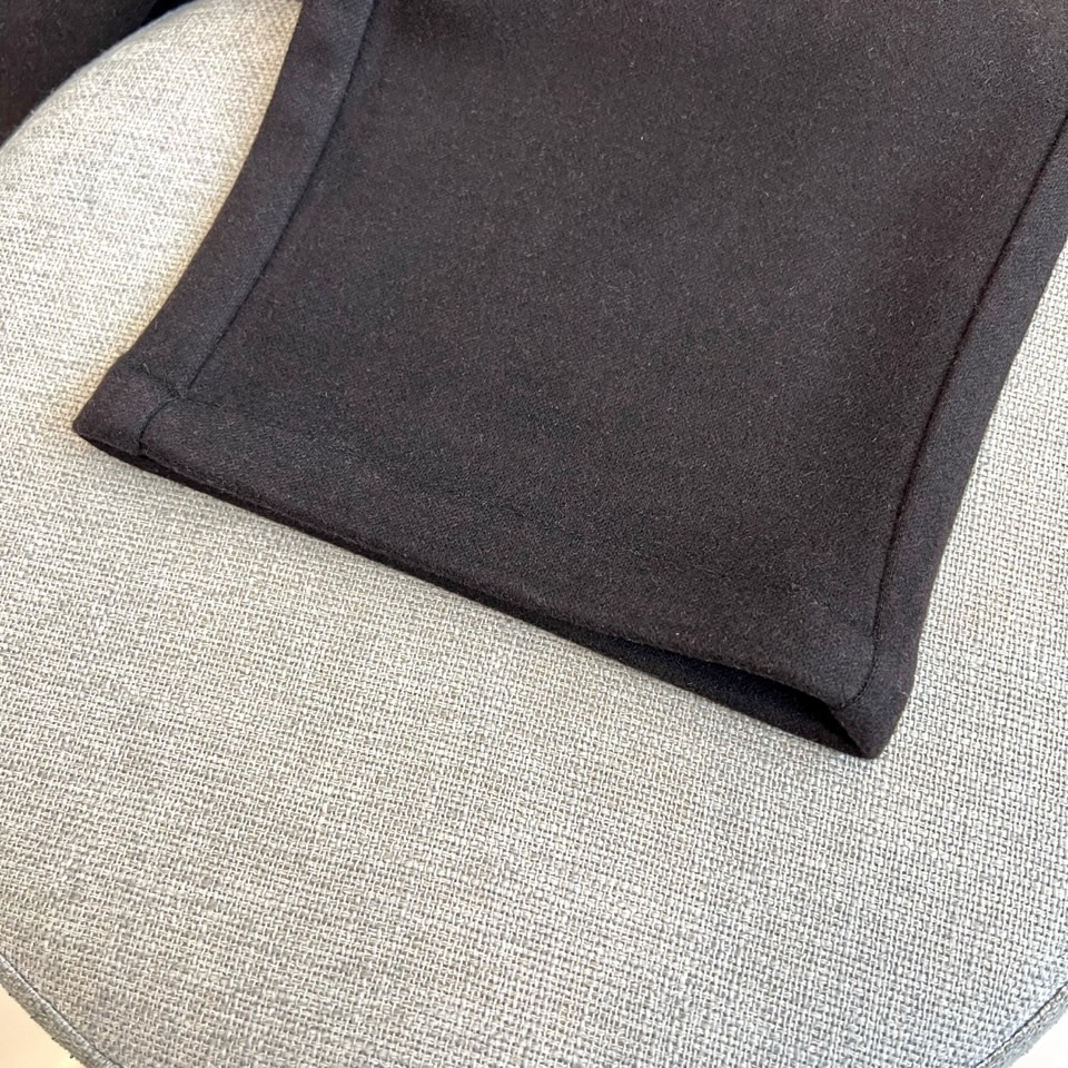 Loro Piana、2025秋冬新品男士休闲裤，以82%棉与18%天丝精心织就，触感柔滑如云，透气亲肤