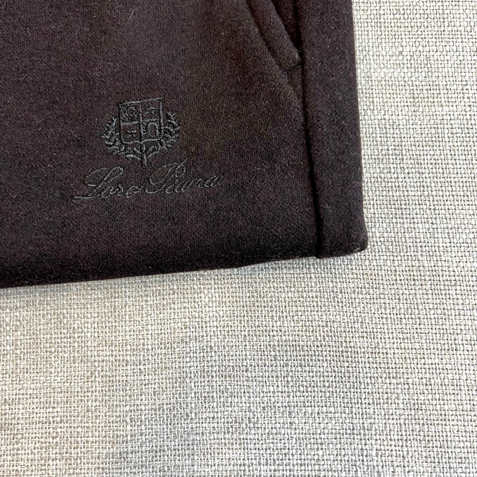 Loro Piana、2025秋冬新品男士休闲裤，以82%棉与18%天丝精心织就，触感柔滑如云，透气亲肤