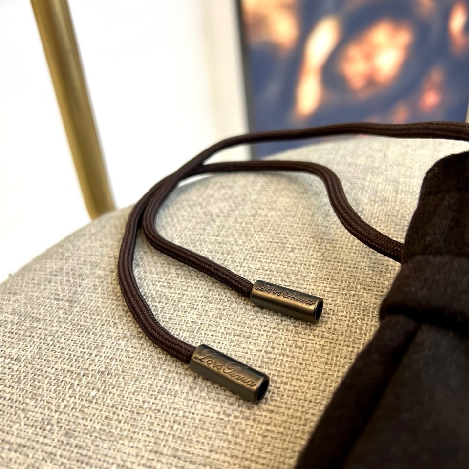 Loro Piana、2025秋冬新品男士休闲裤，以82%棉与18%天丝精心织就，触感柔滑如云，透气亲肤