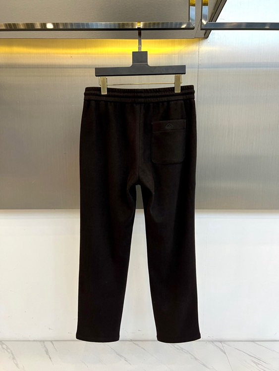 Loro Piana、2025秋冬新品男士休闲裤，以82%棉与18%天丝精心织就，触感柔滑如云，透气亲肤