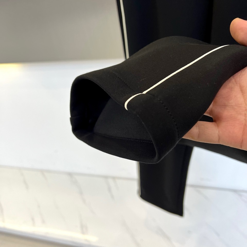 Prad普拉、2025秋冬新品运动长裤，以标志性设计语言诠释现代休闲美学。款式采用弹性抽绳腰头设计，两侧